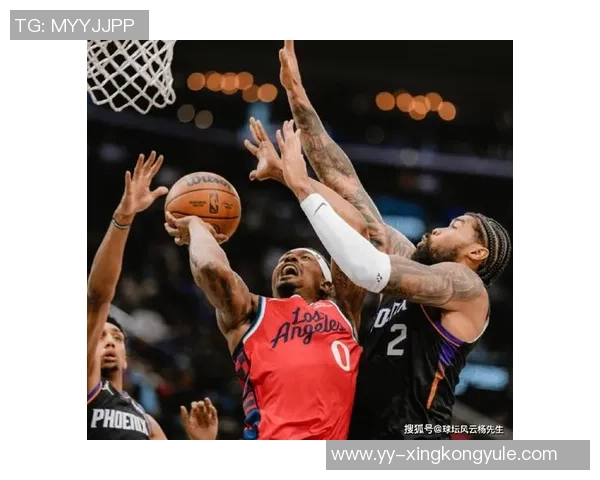 布克半场表现起伏7投4中仅得13分失误频频影响球队节奏 布克半场表现起伏7投4中仅得13分失误频频影响球队节奏